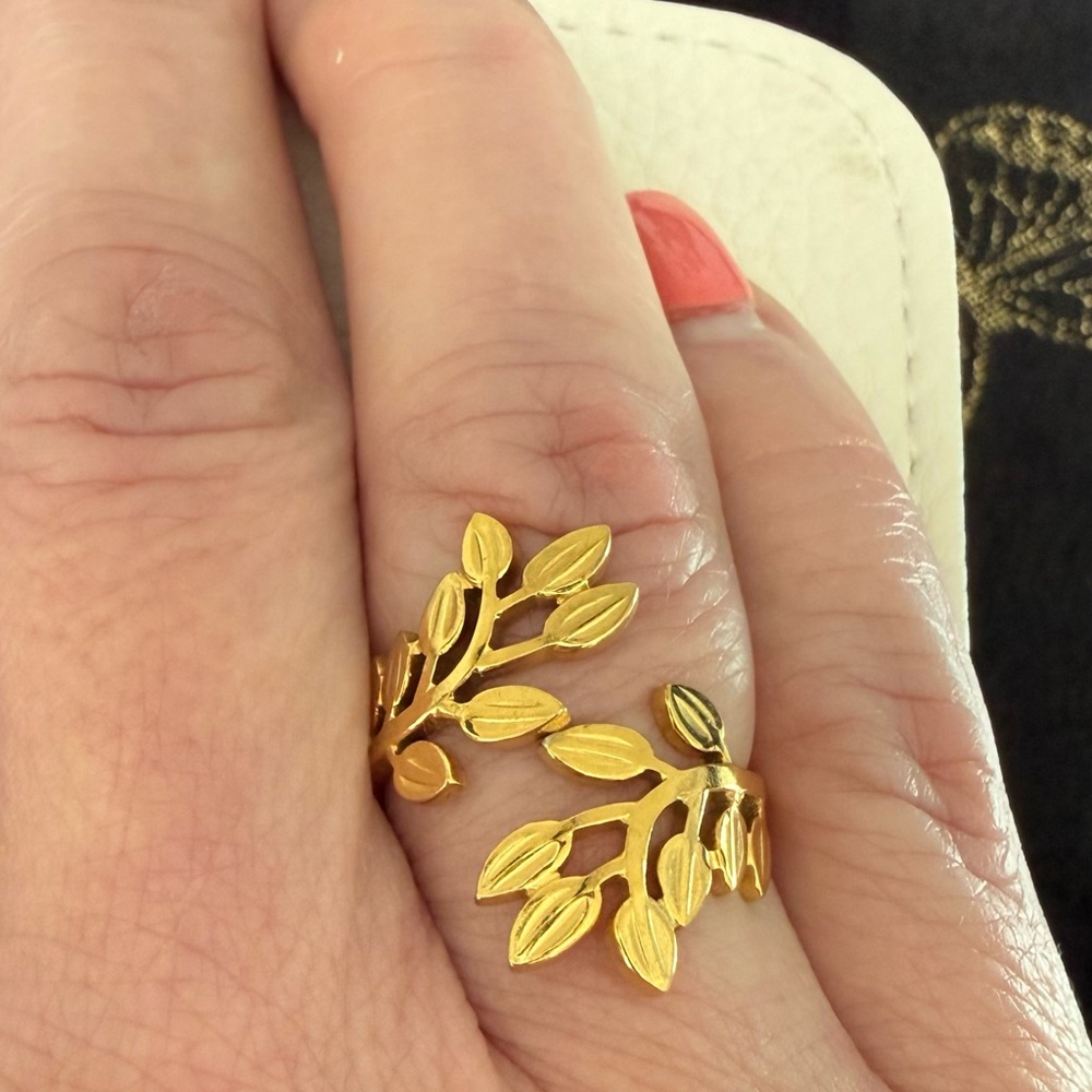 Gold tone Leaf Design Ring -size 9 - Picture 3 of 5